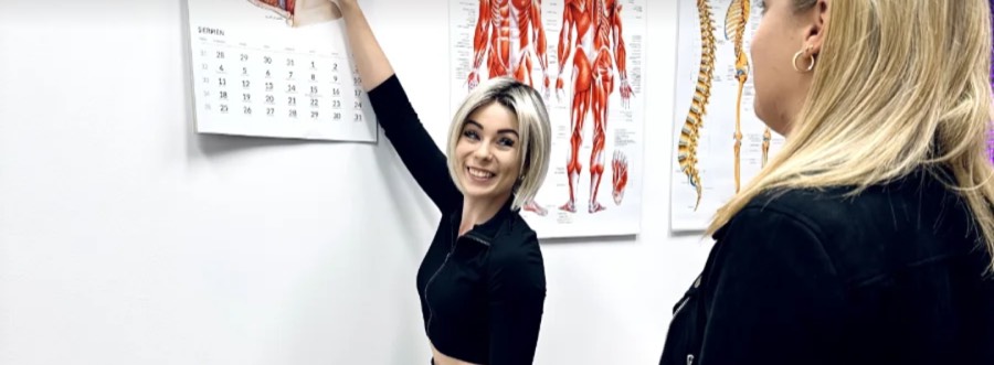 Omawianie zaleceń przy planszach anatomicznych w gabinecie